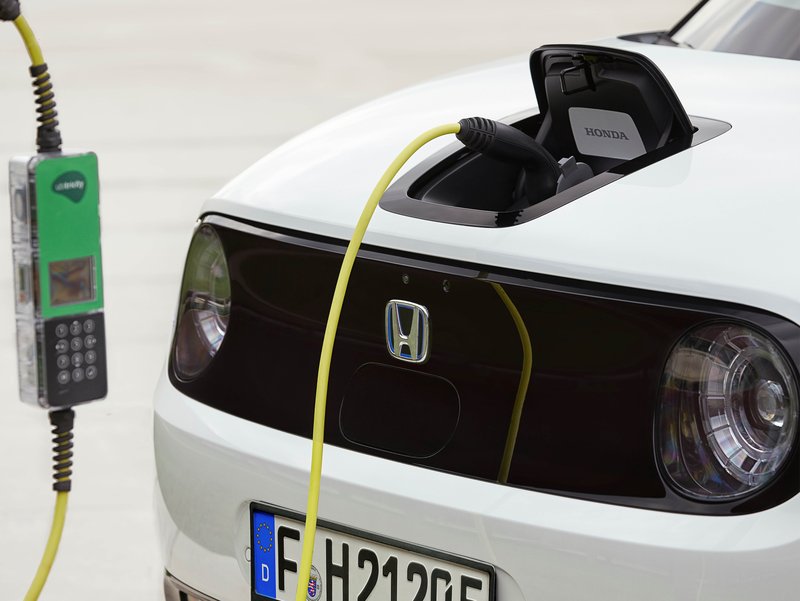 Bild honda-e-front-ladeanschluss-motorhaube-laden.jpg